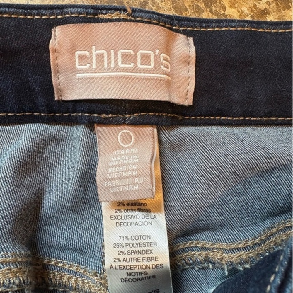 Chico’s size 0 Cropped Dark Blue Women's Jeans (small equivalent) - Picture 2 of 9
